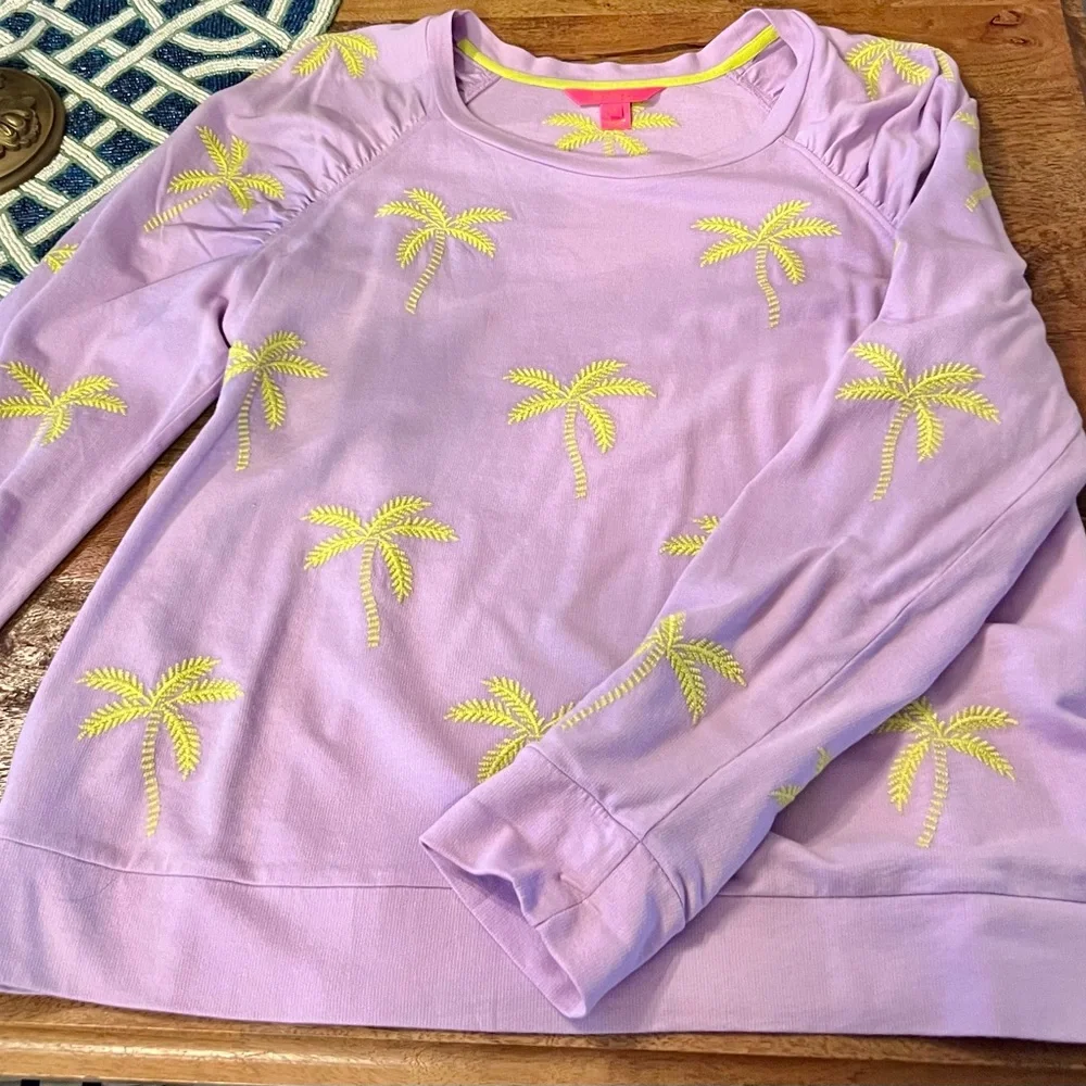Lilly Pulitzer Women’s lightweight Aldean Sweatshirt, with palm leafs, X-Large - Picture 2 of 8